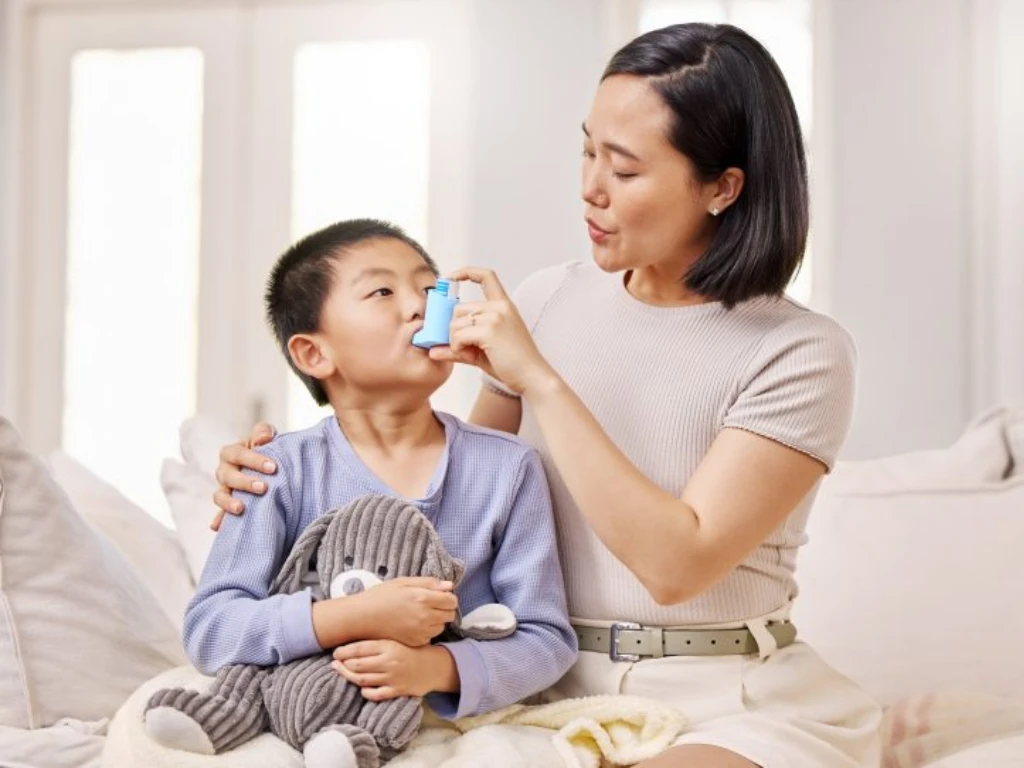 inhaler.webp
Parent helping a child use an asthma inhaler during an asthma attack